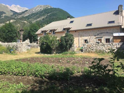 Très Grand Gîte équipé à la montagne : Maisons de vacances proche de Bénévent-et-Charbillac