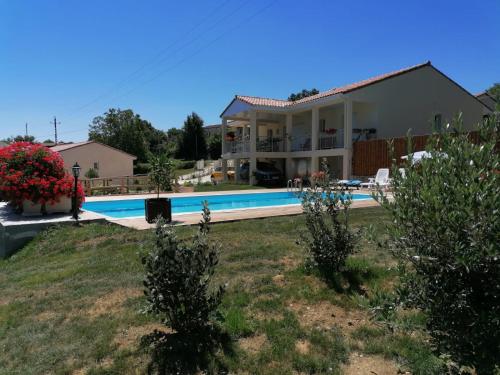 Villa Lembarrat vue sur côteaux jardin et piscine couverte, accès PMR facilité : Villas proche de Calignac