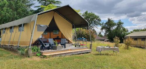 Simply Canvas Farm : Tentes de luxe proche de Saint-Jean-de-Duras