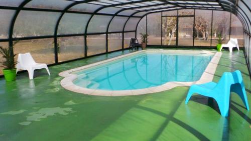 Bungalow de 2 chambres avec piscine partagee terrasse amenagee et wifi a Mejannes le Clap : Maisons de vacances proche de Vallérargues