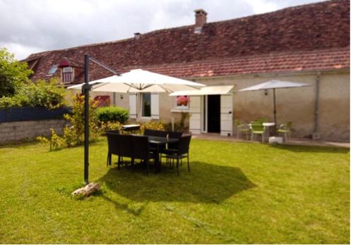 Maison de 4 chambres avec spa jardin clos et wifi a Limeyrat : Maisons de vacances proche de Montagnac-d'Auberoche