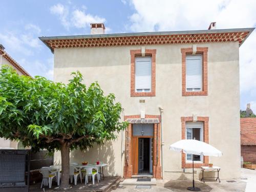 Elegant Holiday Home in Roquebrun with Garden : Maisons de vacances proche de Causses-et-Veyran