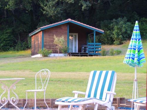 Chalet de 2 chambres avec piscine partagee et jardin amenage a Les Tourettes : Chalets proche de Saint-Vincent-de-Barrès
