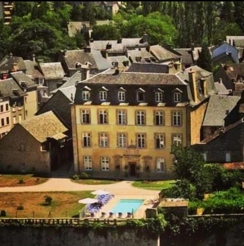 Appartement château Ricard : Appartements proche d'Aurelle-Verlac