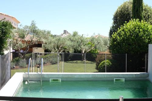 LS1-406 GINESTO Jolie Villa avec piscine chauffée, en centre village d’Aureille, 8 personnes, proche des Baux de Provence : Maisons de vacances proche d'Eyguières