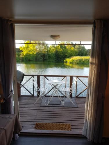 Mobil-home flottant SEURRE vue panoramique sur l'eau jacuzzi privé en option : Bateaux-hotels proche de Verdun-sur-le-Doubs