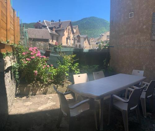 Maison Chaleureuse au pied des Pyrénées ! : Maisons de vacances proche de Cirès