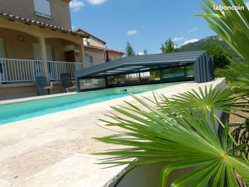 Maison de 2 chambres avec piscine partagee jardin amenage et wifi a Nant : Maisons de vacances proche de L'Hospitalet-du-Larzac