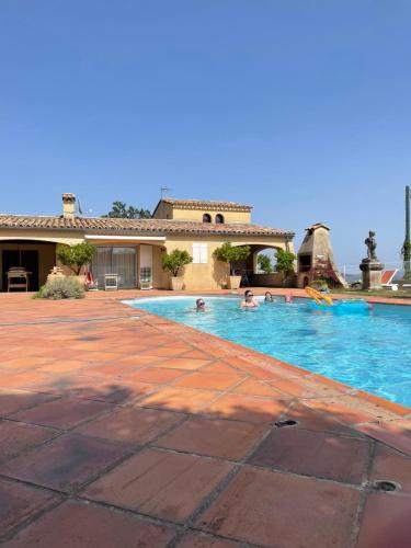 Villa Lazuel, piscine privative chauffée, vue panoramique et jardin clos : Villas proche de Mercuer