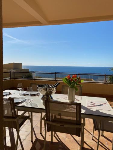 Luxury flat, large sea view terrace, top location : Appartements proche de La Trinité