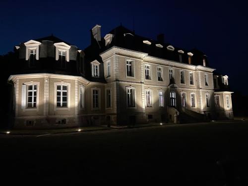 Gîte de la comtesse château de la Bouchatte : Maisons d'hotes proche de La Chapelaude