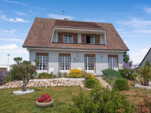 Spacious holiday home in Isigny-sur-Mer with garden : Maisons de vacances proche de Les Oubeaux