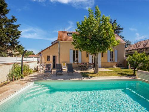 Spacious holiday home in Bergerac with private pool : Maisons de vacances proche de Saint-Laurent-des-Vignes