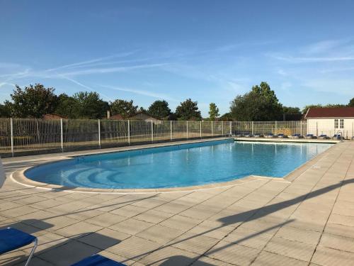 Serene Villa in Les Forges with Swimming Pool : Villas proche d'Avon