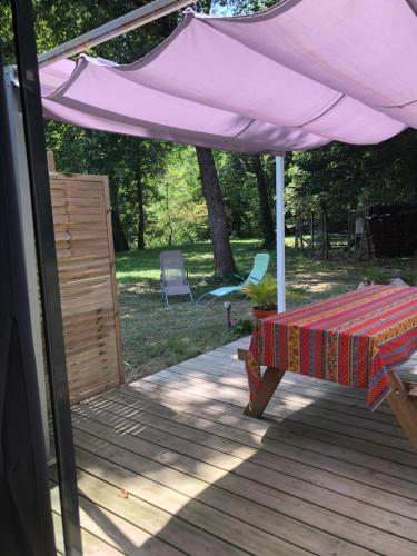 studio mezzanine nature/calme/terrasse/parking : Appartements proche de Saint-Symphorien