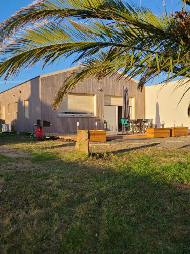 Loft 80 m2 à 5 mn de la plage de trestel avec jardin : Maisons de vacances proche de Trévou-Tréguignec