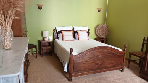 Room in Guest room - The Green Suite : Maisons d'hotes proche de Tournissan