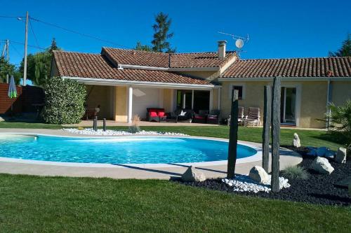 Villa de 4 chambres avec piscine privee jardin clos et wifi a Paulhac : Villas proche de Bondigoux