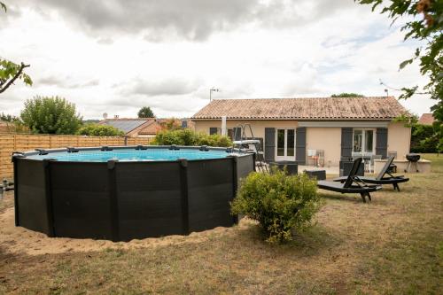 Plain pied climatisé piscine idéalement situé : Maisons de vacances proche de Cornille