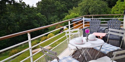 Belle chambre sdb privée avec balcon : Sejours chez l'habitant proche de Trézény
