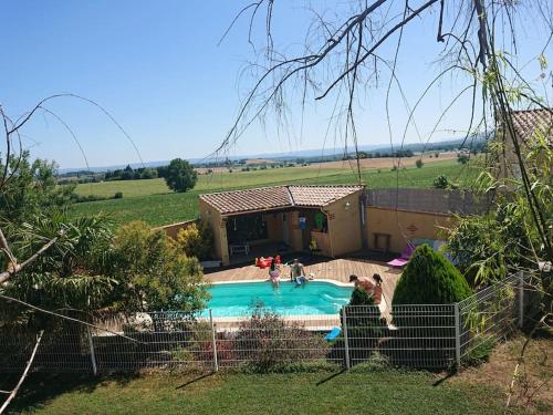 Adorable guest house with piscine : Maisons de vacances proche de Palleville