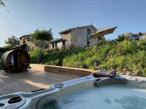 Gîte de charme 5 étoiles pour couple avec sauna et jacuzzi extérieurs privatifs : Villas proche de Villevocance