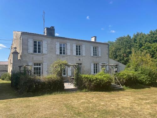 Country 4 bed house with private heated pool : Villas proche de Saint-Séverin-sur-Boutonne