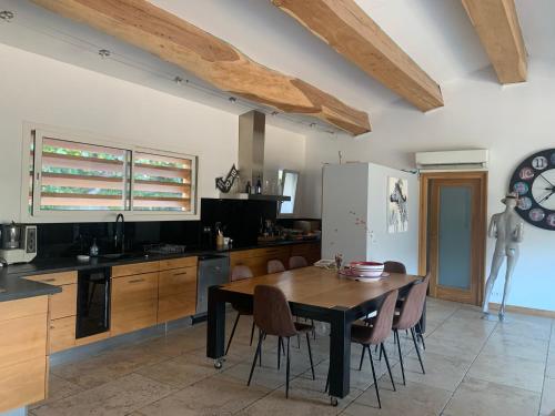 Maison pratique et spacieuse : Maisons de vacances proche de Châteauneuf-Villevieille