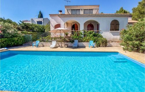 Stunning home in Bouzigues with Outdoor swimming pool, 3 Bedrooms and WiFi : Maisons de vacances proche de Loupian