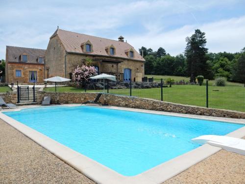 Stone Holiday Home with Private Pool near Les Eyzies : Maisons de vacances proche de Manaurie