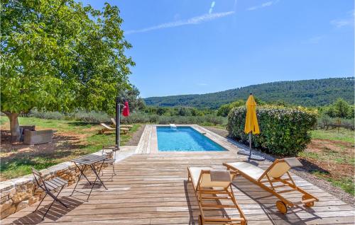 Stunning home in Salernes with WiFi, 3 Bedrooms and Outdoor swimming pool : Maisons de vacances proche de Salernes