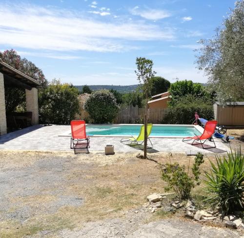 Petite villa avec piscine chauffée : Maisons de vacances proche de Savignargues