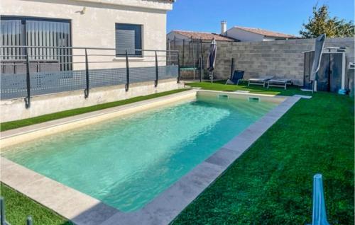 Nice home in Piolenc with Outdoor swimming pool, WiFi and 4 Bedrooms : Maisons de vacances proche de Saint-Étienne-des-Sorts