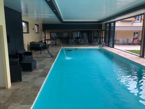 Logement 4 personnes avec piscine intérieure 31 degrés zoo de la FLECHE 24 h du Mans : Appartements proche de La Fontaine-Saint-Martin
