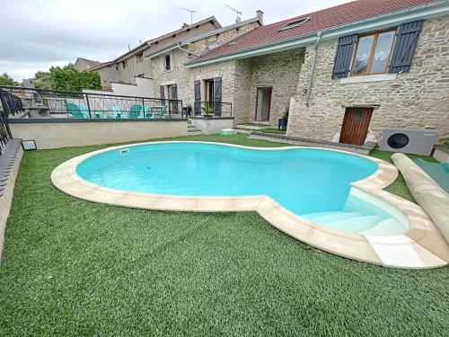 Maison chaleureuse avec piscine : Maisons de vacances proche de Varmonzey