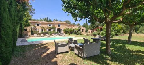 Le Mas de Capra, splendide propriété sous le soleil de Provence : Villas proche de Saint-Étienne-des-Sorts