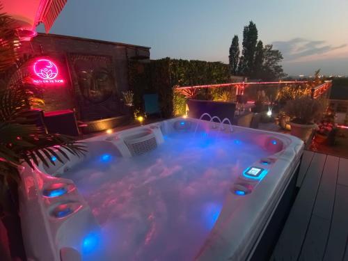 Spa de la Lune - Private love room suite with terrace and view - Air Conditioned- Double jacuzzi - Sauna - King size bed - Free WIFI - Free parking - Free breakfast - Close to CDG airport and to the North of Paris : Love hotels proche de Clichy-sous-Bois