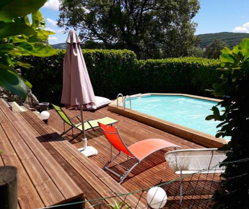 Maison de 4 chambres avec piscine privee jardin clos et wifi a Pierrefiche : Maisons de vacances proche de Prades-d'Aubrac