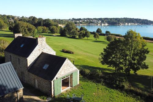 Stone house with view on the sea and the golf : Maisons de vacances proche de Taulé