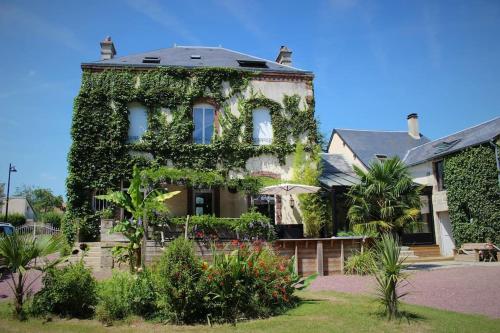 Grande maison de maître avec piscine,parc,rivière : Maisons de vacances proche de Saint-Denis-sur-Sarthon