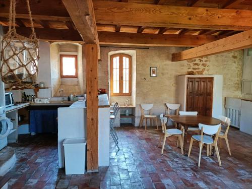Maison atypique coeur de village historique : Appartements proche de Villeneuve-lès-Avignon