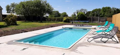 Villa de 4 chambres avec piscine privee jardin clos et wifi a Cricqueville en Bessin a 3 km de la plagea : Villas proche de Cardonville
