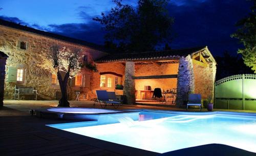 Villa de 3 chambres avec piscine privee jacuzzi et jardin clos a Lussana : Villas proche de Vallérargues