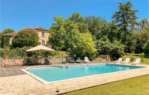 Awesome home in Villeneuve sut lot with Outdoor swimming pool, 10 Bedrooms and Internet : Maisons de vacances proche d'Allez-et-Cazeneuve