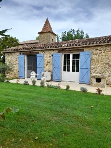 La petite maison bleue avec piscine : Maisons de vacances proche de Pomarède