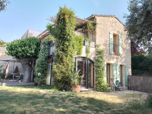 Charming stone villa with pool & garden : Maisons de vacances proche de Belvézet