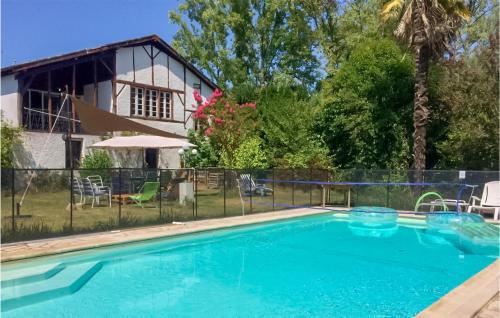 Awesome home in Sault-de-Navailles with WiFi, Private swimming pool and 3 Bedrooms : Maisons de vacances proche de Lacq