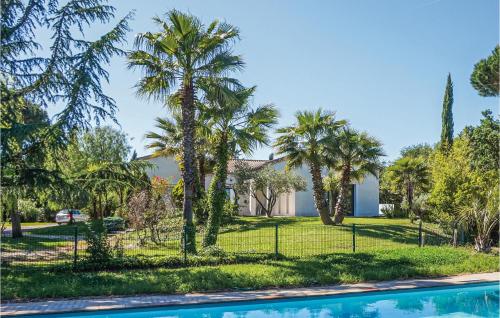 Stunning home in Beziers with 5 Bedrooms, WiFi and Outdoor swimming pool : Maisons de vacances proche de Montady