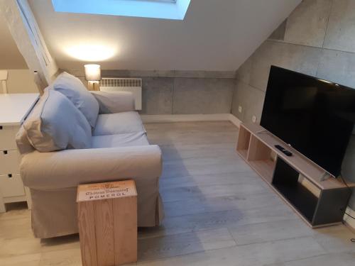 .. ELB studio combles chambre séparée wifi Sweet Home : Appartements proche de La Haye-du-Theil