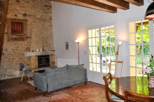 Old farmhouse and orchard situated in the middle of nature in a quiet area : Maisons de vacances proche de Le Buisson-de-Cadouin